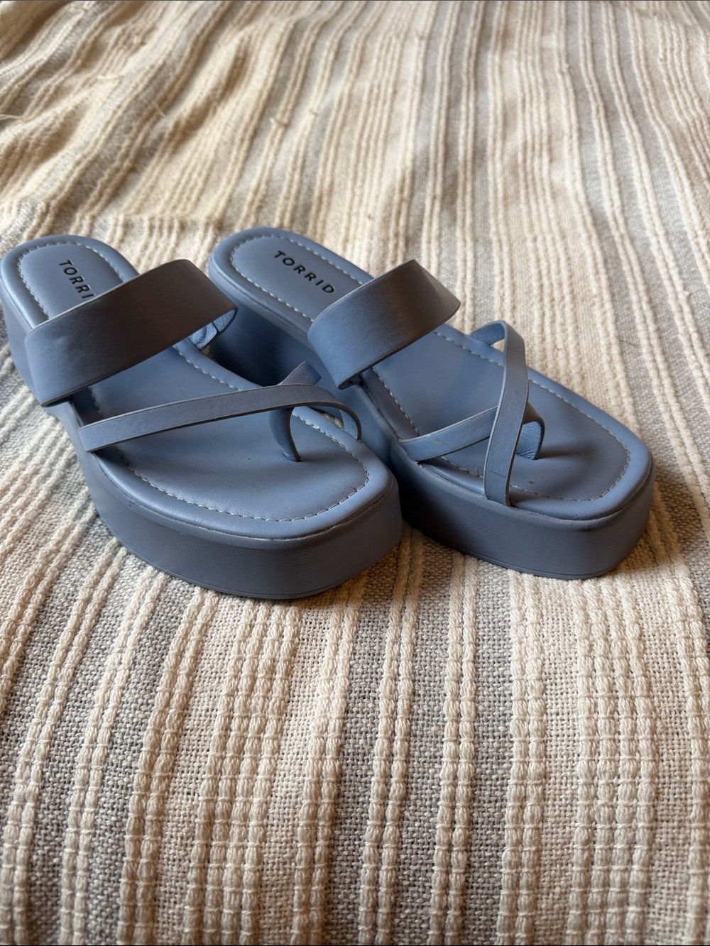 torrid 8.5WW slate blue platform slide sandals with crisscross straps